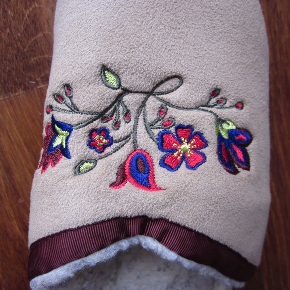 NWOT Isotoner - Flower Embroidered Slippers - Picture 5 of 6